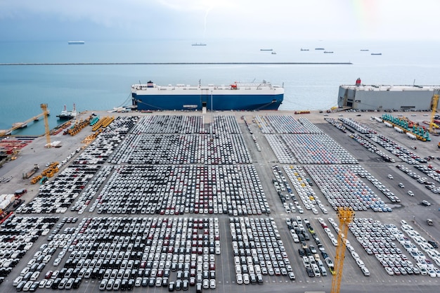 Grande roro rollon rolloff em doca comercial carregando novo pedido de produto de carro para venda