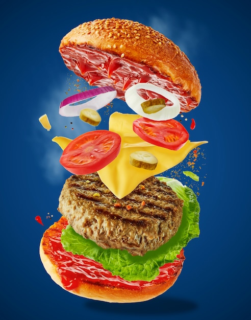 Grande saboroso hambúrguer caseiro com ingredientes que voam sobre fundo azul