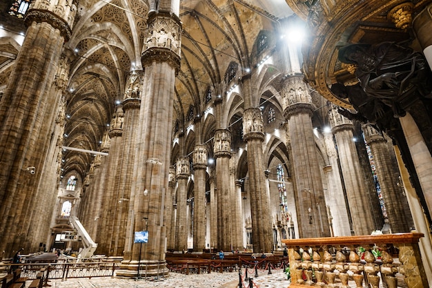 Grande salão com colunas e arcos no duomo itália de Milão