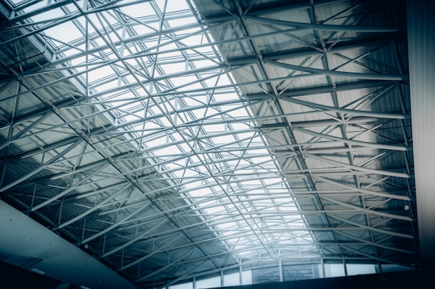 Grande telhado de metal com grandes janelas panorâmicas no terminal do aeroporto