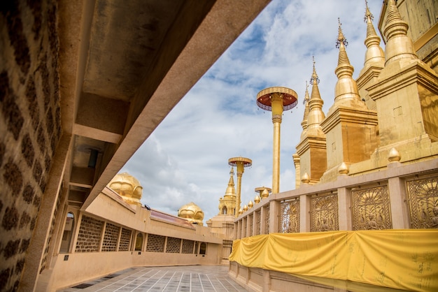 Foto grande templo dourado com fundo do céu, nome é phra maha chedi srivang chai, lamphun, th