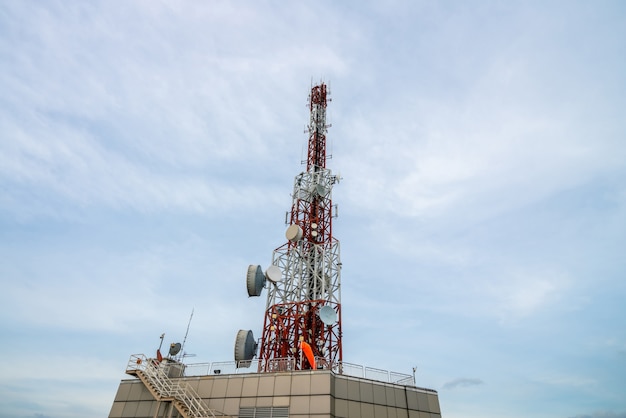 Grande torre de telecomunicações contra o céu e nuvens ao fundo