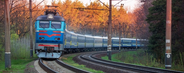 Grande trem de passageiros ao amanhecer, foco seletivo