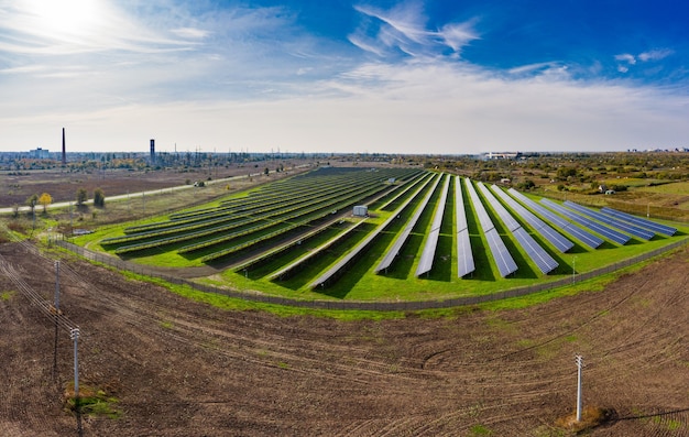 Grande usina solar em um pitoresco campo verde na Ucrânia