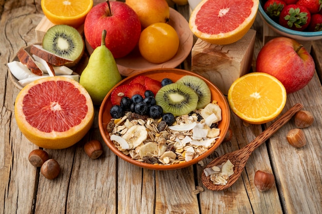 Foto grande variedade de frutas com cereais matinais e colher