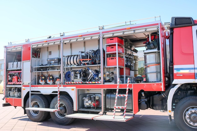 Grande vermelho especial com motor de carro de bombeiros azul para resgatar pessoas com os lados abertos