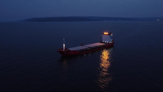 Grande vista aérea do graneleiro do navio de carga geral à noite