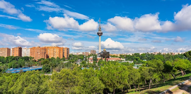 Grande vista panorâmica da cidade de Madrid com a sua torre de comunicações que se eleva a grande altura