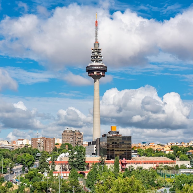 Foto grande vista panorâmica da cidade de madrid com a sua torre de comunicações que se eleva a grande altura