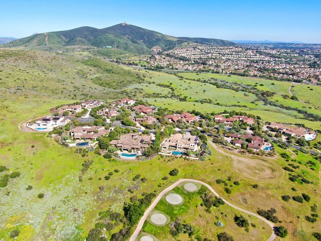 Grande vivenda de luxo com piscina ao lado do campo de golfe e vale verde em uma comunidade privada San Diego