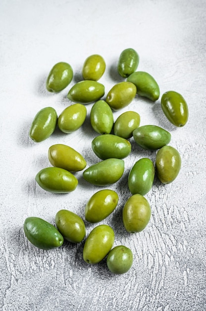 Grandes aceitunas verdes frescas en una mesa