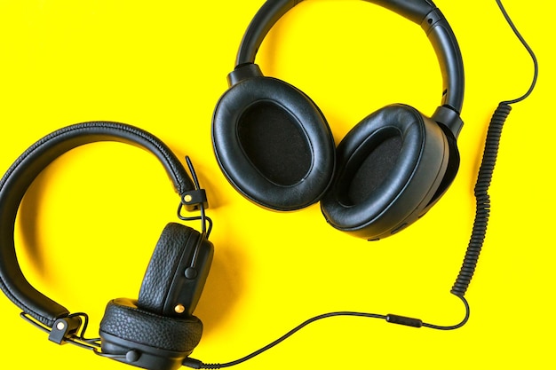 Foto grandes auriculares negros sobre un fondo amarillo brillante