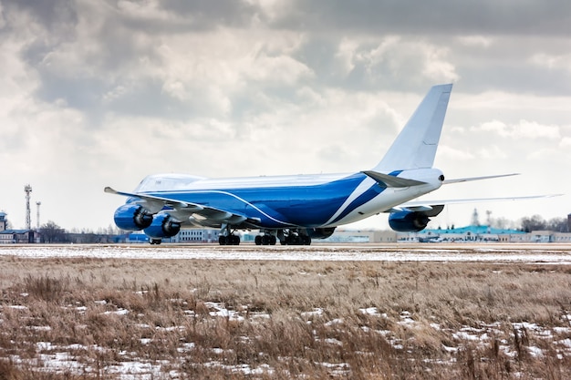 Grandes aviones de carga se mueven en la pista de aterrizaje en un aeropuerto de invierno frío