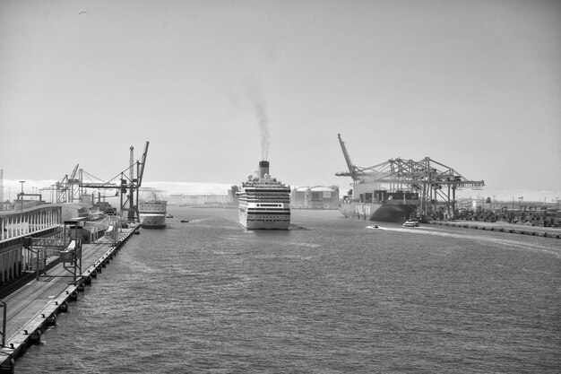 Grandes barcos entran en el puerto de mar