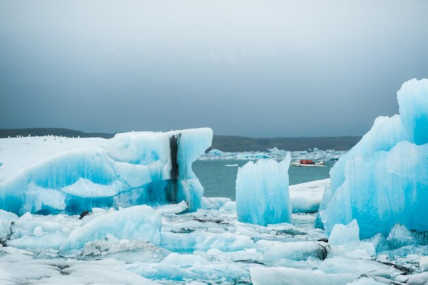 Grandes blocos de gelo azuis. Lagoa glacial de Jokulsarlon, Islândia