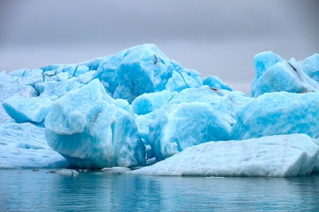 Foto grandes blocos de gelo azul