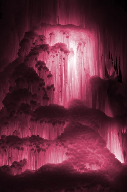 Grandes bloques de hielo congelado cascada o caverna imagen de fondo en tonos de color magenta viva de la y