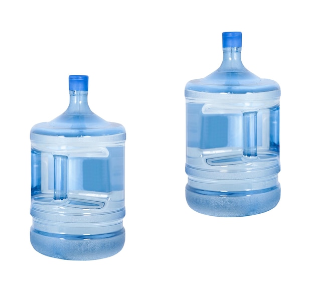 Grandes botellas de agua aisladas sobre fondo blanco