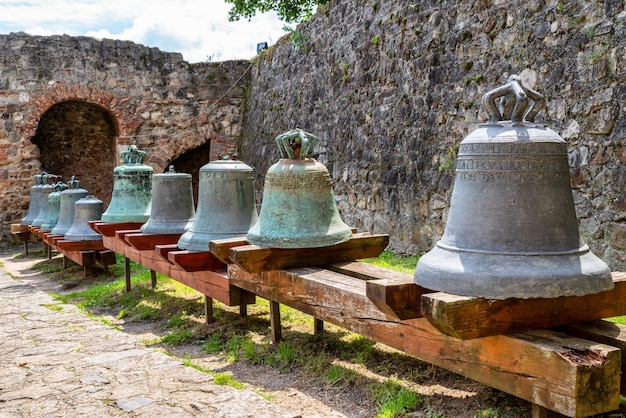 Grandes campanas en el patio de la basílica de Esztergom en Hungría