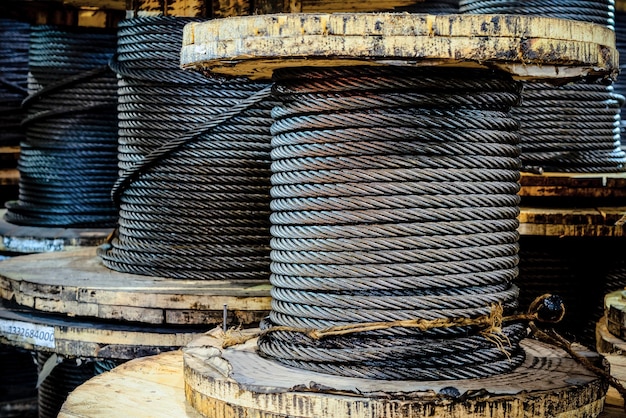 Grandes carretes de cable almacenados en las instalaciones de la fábrica