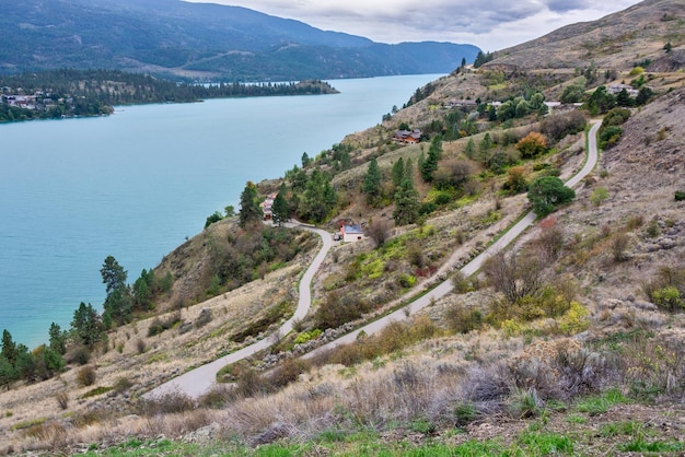 Grandes casas de lujo en la orilla del lago con vistas al lago Kalamalka