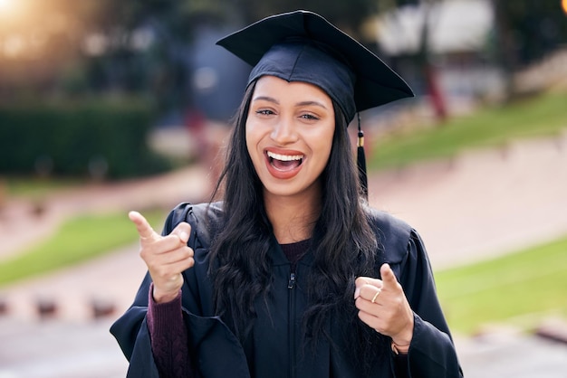 Grandes coisas levam tempo retrato recortado de uma jovem estudante atraente comemorando no dia da formatura