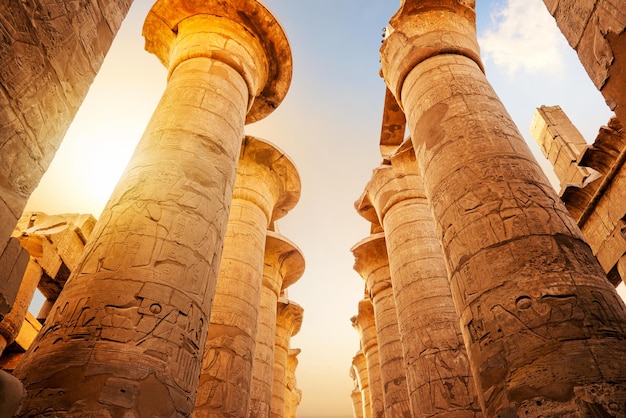 Grandes columnas en el Templo de Luxor al amanecer.