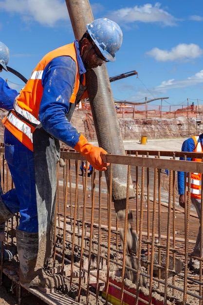 Grandes construcciones, puentes, edificaciones, ejecución industrial de la cimentación y hormigonado.