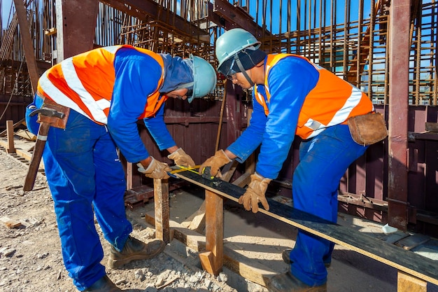 Grandes construcciones, puentes, edificaciones, ejecución industrial de la cimentación y hormigonado.