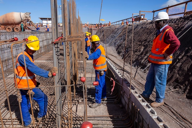 Grandes construções, pontes, edifícios, execução industrial da fundação e concretagem.