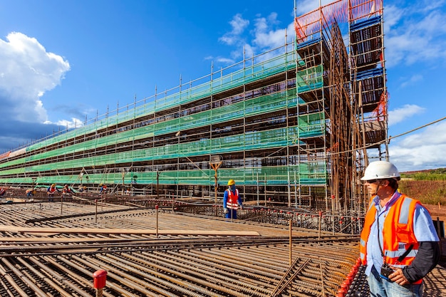 Grandes construções, pontes, edifícios, execução industrial da fundação e concretagem.