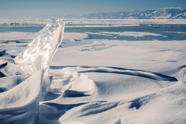 Grandes cristales de hielo en el lago Baikal. Rusia