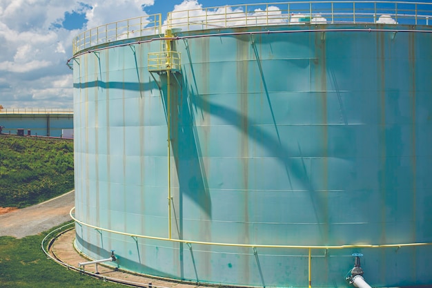 Foto los grandes depósitos verdes para recambio de gasolineras y refinerías.