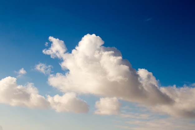 Grandes e belas nuvens no céu azul