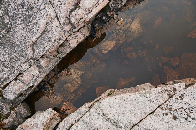 Grandes escalones naturales a través de un arroyo que fluye río lago canal pacífico todavía sereno relajante al aire libre caminar caminata explorar viajes