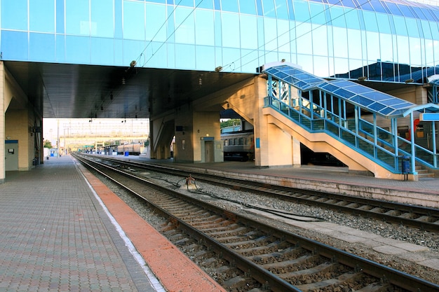 Las grandes estaciones de ferrocarriles con trenes.