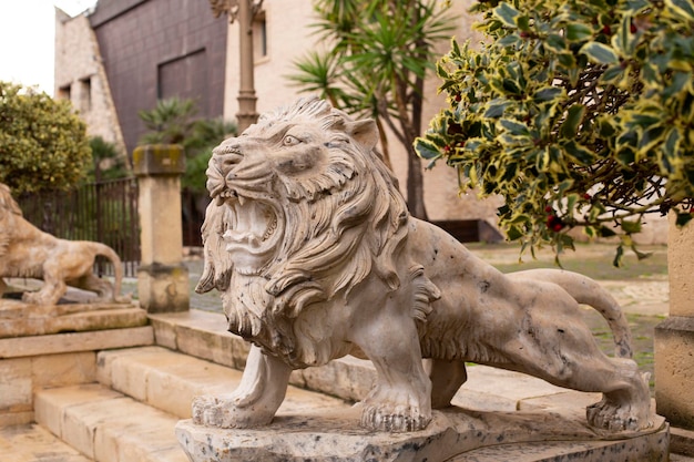 Foto grandes figuras de pedra de leões nas escadas da cidade espanhola