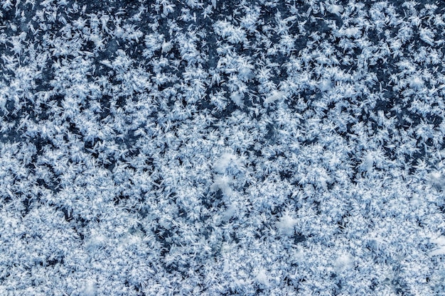 Grandes flocos de neve fofos na superfície do gelo Inverno e fundo de Natal