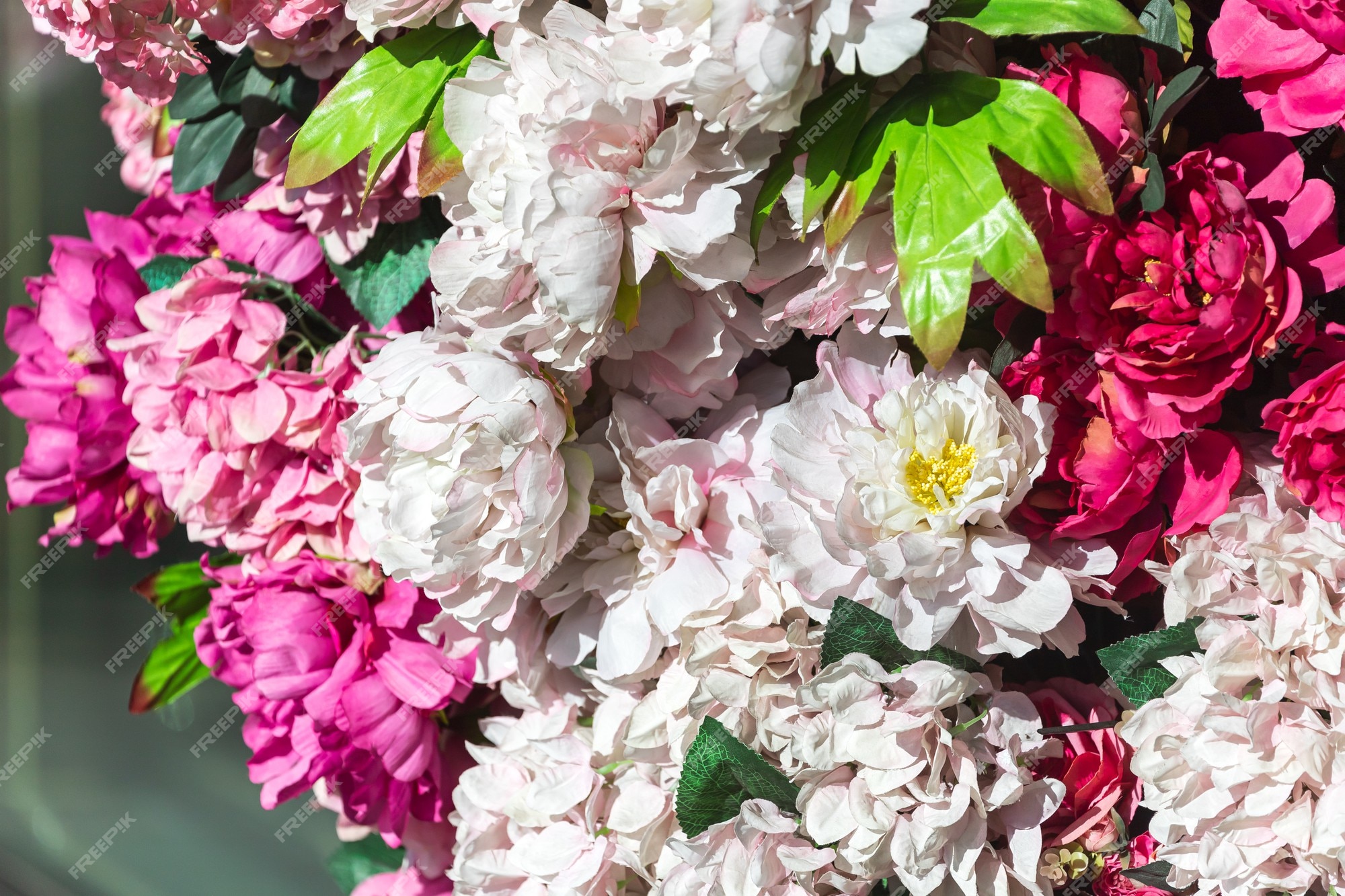 Grandes flores de peonías artificiales rosas y rojas en la pared. textura  de fondo floral delicado para la escena de la boda, decoración festiva. |  Foto Premium