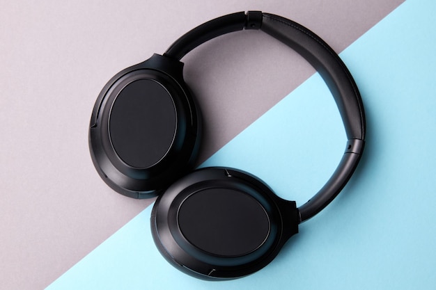 Grandes fones de ouvido pretos de perto