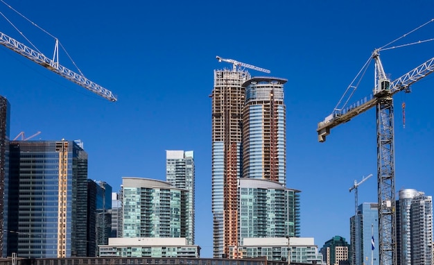 Grandes grúas en nuevos edificios