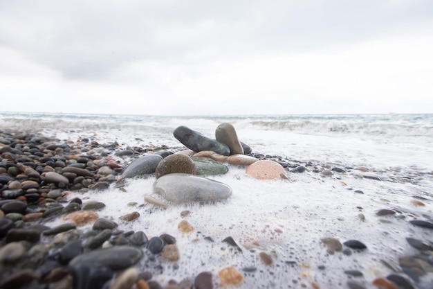 Grandes guijarros en espuma de mar contra el fondo del mar