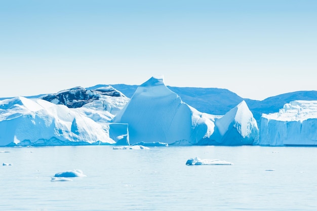 Grandes icebergs azuis em Ilulissat icefjord, oeste da Groenlândia, Oceano Atlântico.