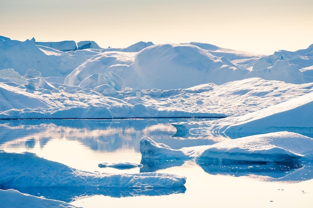 Grandes icebergs azuis em Ilulissat icefjord, oeste da Groenlândia.