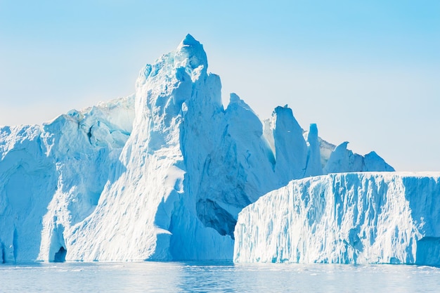 Grandes icebergs azuis no fiorde de gelo de Ilulissat, oeste da Groenlândia