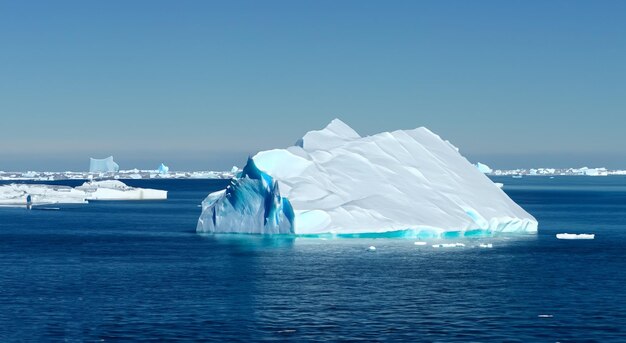 Grandes icebergs y montañas de hielo en la Antártida en alta resolución