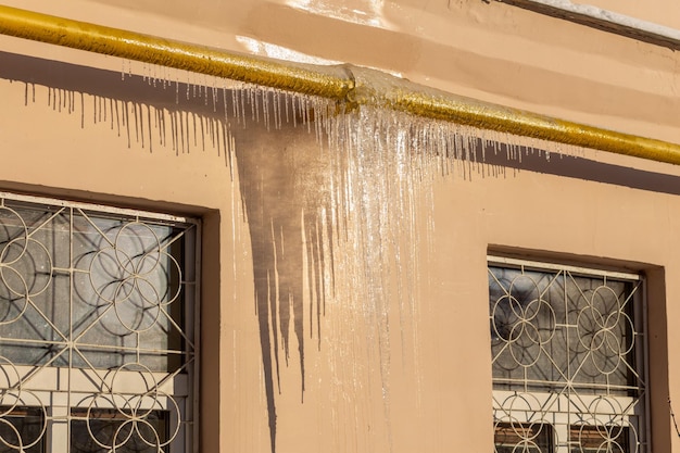 Grandes icebergs no telhado de uma casa de cidade