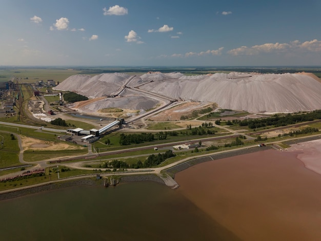 Grandes lagos salados y montañas