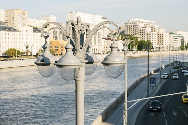 Grandes lâmpadas elétricas de rua em um poste na margem do rio