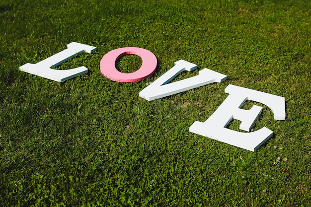 Grandes letras da palavra amor deitadas na grama